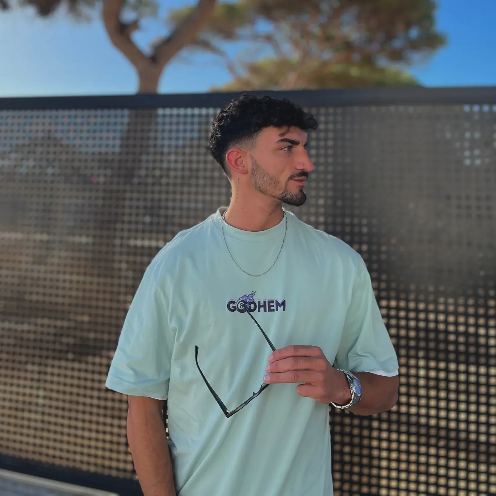 Modelo con la camiseta verde menta 8-ball, vista delantera