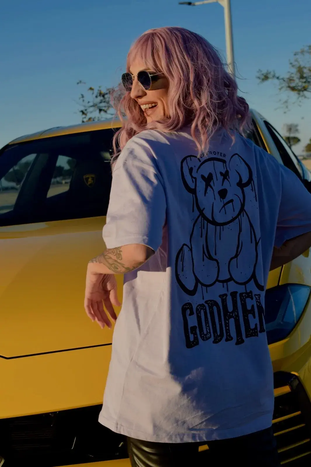 Espalda de la camiseta lavanda con el osito GODHEM